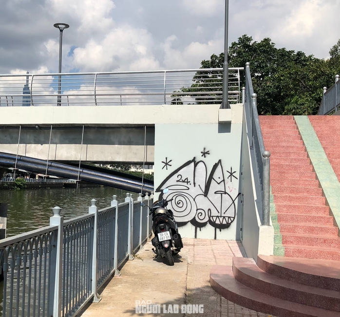 Hình ảnh cầu đi bộ qua kênh Nhiêu Lộc - Thị Nghè vừa được khai thác đã nhem nhuốc- Ảnh 2. Hình ảnh cầu đi bộ qua kênh Nhiêu Lộc - Thị Nghè vừa được khai thác đã nhem nhuốc- Ảnh 2.