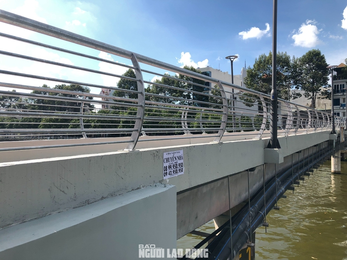 Hình ảnh cầu đi bộ qua kênh Nhiêu Lộc - Thị Nghè vừa được khai thác đã nhem nhuốc- Ảnh 4. Hình ảnh cầu đi bộ qua kênh Nhiêu Lộc - Thị Nghè vừa được khai thác đã nhem nhuốc- Ảnh 4.