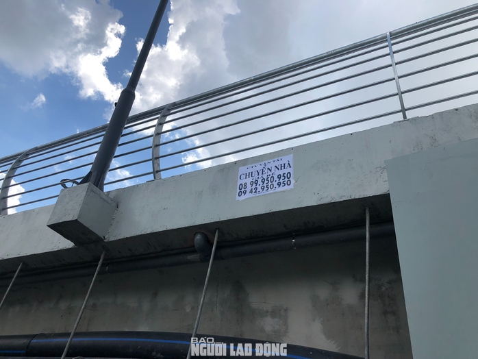 Hình ảnh cầu đi bộ qua kênh Nhiêu Lộc - Thị Nghè vừa được khai thác đã nhem nhuốc- Ảnh 5. Hình ảnh cầu đi bộ qua kênh Nhiêu Lộc - Thị Nghè vừa được khai thác đã nhem nhuốc- Ảnh 5.