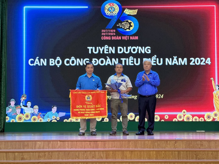 Nhiều công trình ý nghĩa, thiết thực mừng 95 năm thành lập Công đoàn Việt Nam- Ảnh 8. Nhiều công trình ý nghĩa, thiết thực mừng 95 năm thành lập Công đoàn Việt Nam- Ảnh 8.