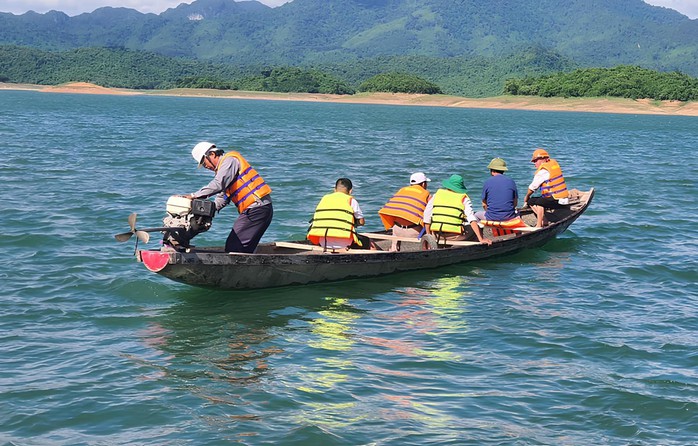 Cá chết hàng loạt tại hồ thủy lợi lớn nhất tỉnh Quảng Bình- Ảnh 1. Cá chết hàng loạt tại hồ thủy lợi lớn nhất tỉnh Quảng Bình- Ảnh 1.