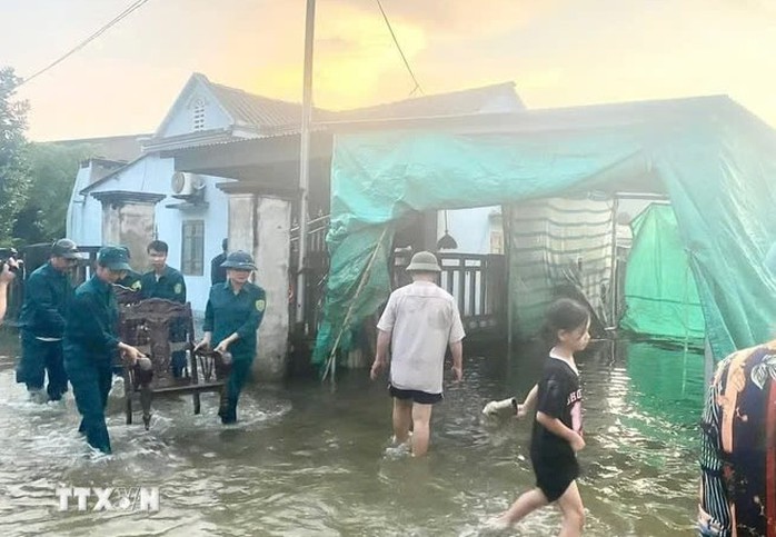 Thủy điện Thác Bà xả lũ, 49 nhà dân và 30 xưởng gỗ bị ngập- Ảnh 1. Thủy điện Thác Bà xả lũ, 49 nhà dân và 30 xưởng gỗ bị ngập- Ảnh 1.