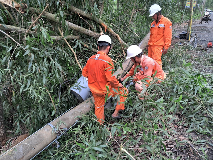 Ngành điện miền Nam: Cảnh báo nguy cơ mất an toàn điện mùa mưa bão- Ảnh 6. Ngành điện miền Nam: Cảnh báo nguy cơ mất an toàn điện mùa mưa bão- Ảnh 6.