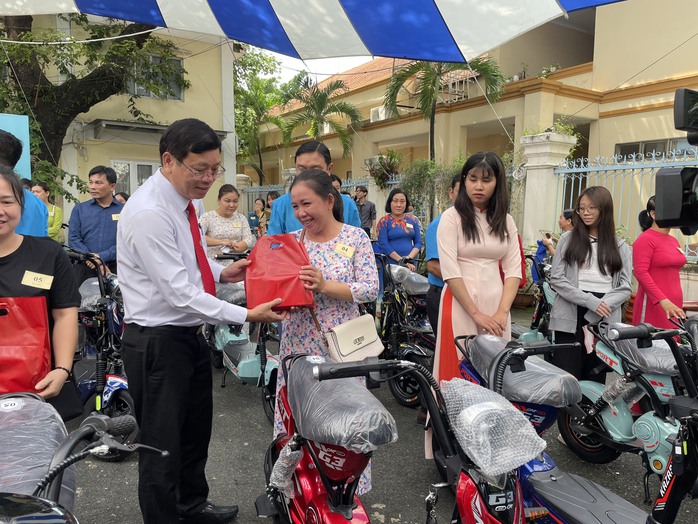 Nhiều công trình ý nghĩa, thiết thực mừng 95 năm thành lập Công đoàn Việt Nam- Ảnh 7. Nhiều công trình ý nghĩa, thiết thực mừng 95 năm thành lập Công đoàn Việt Nam- Ảnh 7.