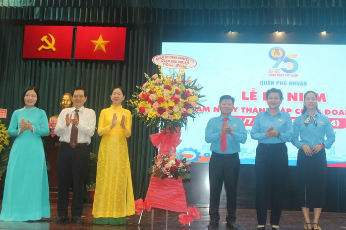 Nhiều công trình ý nghĩa, thiết thực mừng 95 năm thành lập Công đoàn Việt Nam- Ảnh 1. Nhiều công trình ý nghĩa, thiết thực mừng 95 năm thành lập Công đoàn Việt Nam- Ảnh 1.