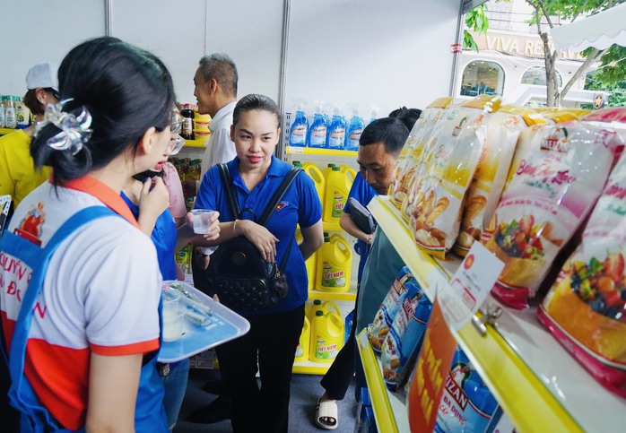 TP HCM tổ chức 15 điểm bán hàng lưu động, giá chỉ từ 1.000 đồng- Ảnh 3. TP HCM tổ chức 15 điểm bán hàng lưu động, giá chỉ từ 1.000 đồng- Ảnh 3.
