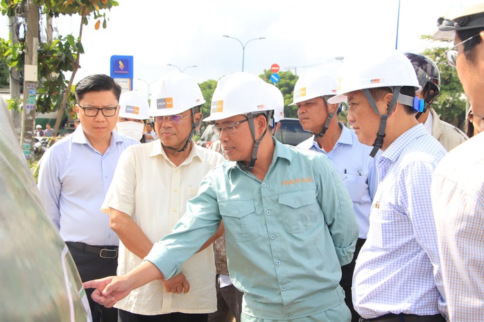 Bình Chánh thăm, động viên các nhà thầu thi công Dự án đường Vành đai 3- Ảnh 2. Bình Chánh thăm, động viên các nhà thầu thi công Dự án đường Vành đai 3- Ảnh 2.