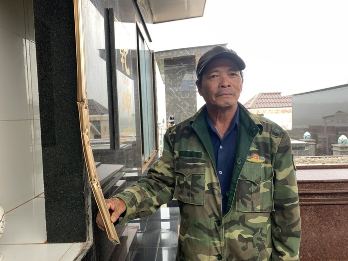 4 thanh niên cạy phá trên 100 ngôi mộ ở nghĩa trang- Ảnh 1. 4 thanh niên cạy phá trên 100 ngôi mộ ở nghĩa trang- Ảnh 1.