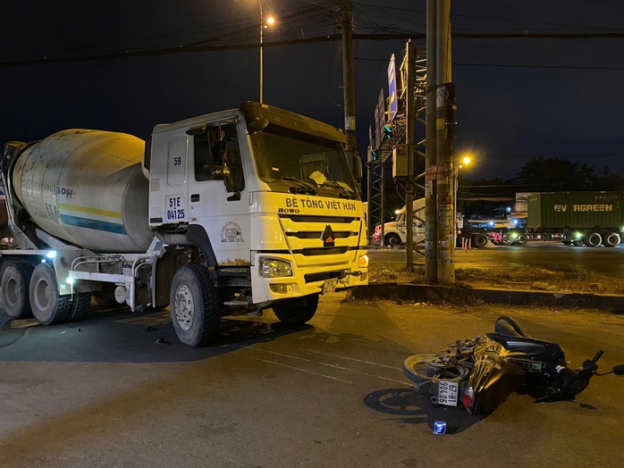Hiện trường vụ tai nạn giao thông xảy ra vào ngày 17-4-2024 trên Quốc lộ 1 giữa xe trộn bê-tông và xe máy Ảnh: Phòng CSGT Công an TP HCM Hiện trường vụ tai nạn giao thông xảy ra vào ngày 17-4-2024 trên Quốc lộ 1 giữa xe trộn bê-tông và xe máy Ảnh: Phòng CSGT Công an TP HCM