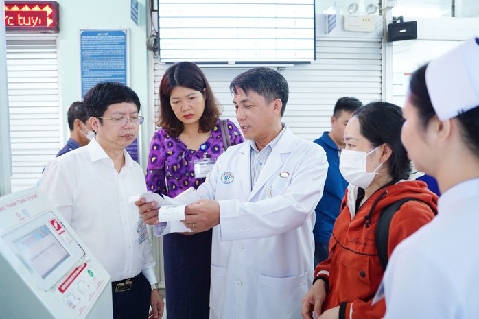 Lãnh đạo Cục Quản lý Khám chữa bệnh - Bộ Y tế (trái) kiểm tra chất lượng Bệnh viện Chợ Rẫy Lãnh đạo Cục Quản lý Khám chữa bệnh - Bộ Y tế (trái) kiểm tra chất lượng Bệnh viện Chợ Rẫy