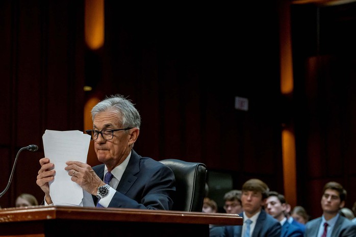 Ông Jerome Powell, Chủ tịch FED, tại cuộc điều trần trước một ủy ban Thượng viện Mỹ tại thủ đô Washington hôm 9-7Ảnh: Reuters Ông Jerome Powell, Chủ tịch FED, tại cuộc điều trần trước một ủy ban Thượng viện Mỹ tại thủ đô Washington hôm 9-7Ảnh: Reuters