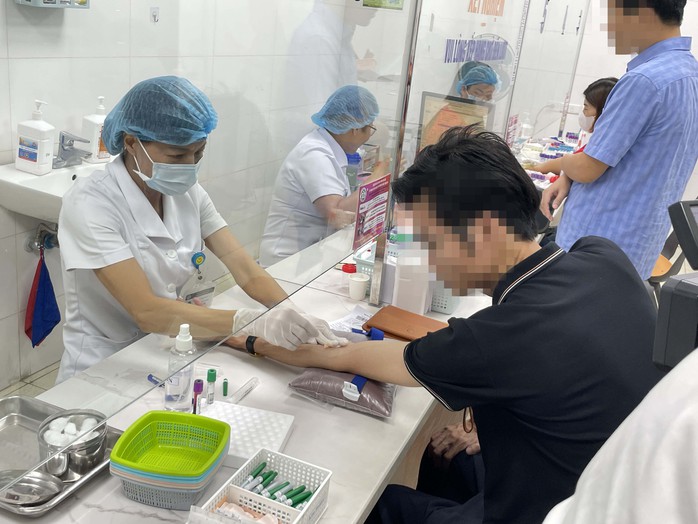 Lấy máu xét nghiệm cho người bệnh khám ngoài giờ tại Bệnh viện Bạch MaiẢnh: Ngọc Dung Lấy máu xét nghiệm cho người bệnh khám ngoài giờ tại Bệnh viện Bạch MaiẢnh: Ngọc Dung