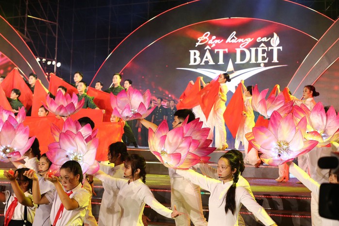 “Bản hùng ca bất diệt” là chương trình được Bộ Văn hóa - Thể thao và Du lịch tổ chức hằng năm Ảnh: TRẦN HUẤN “Bản hùng ca bất diệt” là chương trình được Bộ Văn hóa - Thể thao và Du lịch tổ chức hằng năm Ảnh: TRẦN HUẤN