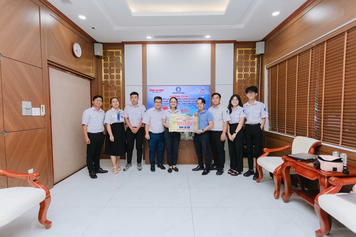 Báo Người Lao Động tặng cờ Tổ quốc cho Hội Sinh viên Việt Nam TP HCM- Ảnh 2. Báo Người Lao Động tặng cờ Tổ quốc cho Hội Sinh viên Việt Nam TP HCM- Ảnh 2.