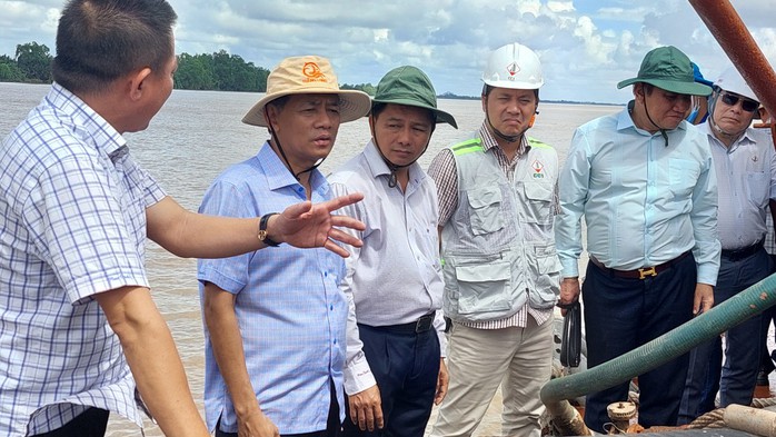 Bí thư và Chủ tịch tỉnh Sóc Trăng khảo sát 2 mỏ cát phục vụ đường cao tốc- Ảnh 1. Bí thư và Chủ tịch tỉnh Sóc Trăng khảo sát 2 mỏ cát phục vụ đường cao tốc- Ảnh 1.