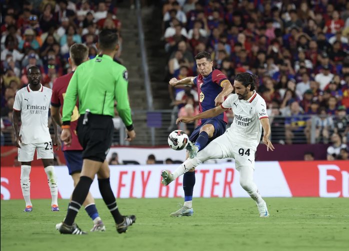 Barcelona hụt bước trước AC Milan, Real Madrid thắng nhàn nhã Chelsea- Ảnh 7. Barcelona hụt bước trước AC Milan, Real Madrid thắng nhàn nhã Chelsea- Ảnh 7.
