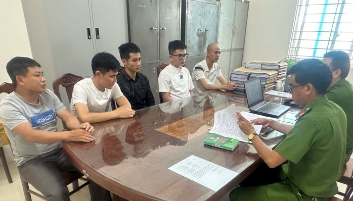 Khởi tố nhóm thanh, thiếu niên lừa đảo hàng trăm người... "bị lừa đảo"!- Ảnh 1. Khởi tố nhóm thanh, thiếu niên lừa đảo hàng trăm người... "bị lừa đảo"!- Ảnh 1.