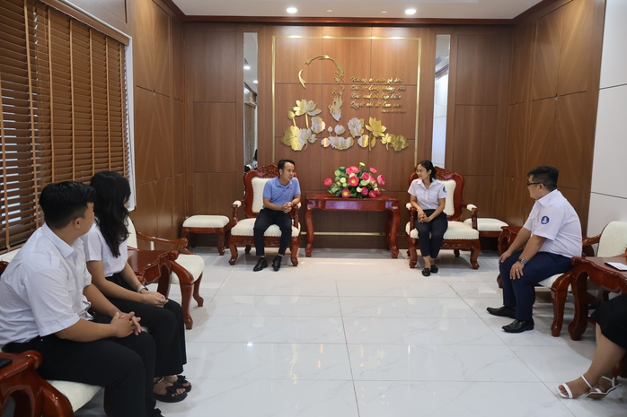 Báo Người Lao Động tặng cờ Tổ quốc cho Hội Sinh viên Việt Nam TP HCM- Ảnh 1. Báo Người Lao Động tặng cờ Tổ quốc cho Hội Sinh viên Việt Nam TP HCM- Ảnh 1.