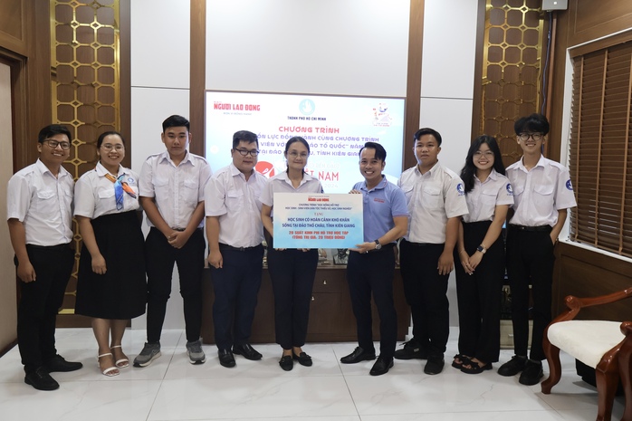Báo Người Lao Động tặng cờ Tổ quốc cho Hội Sinh viên Việt Nam TP HCM- Ảnh 3. Báo Người Lao Động tặng cờ Tổ quốc cho Hội Sinh viên Việt Nam TP HCM- Ảnh 3.