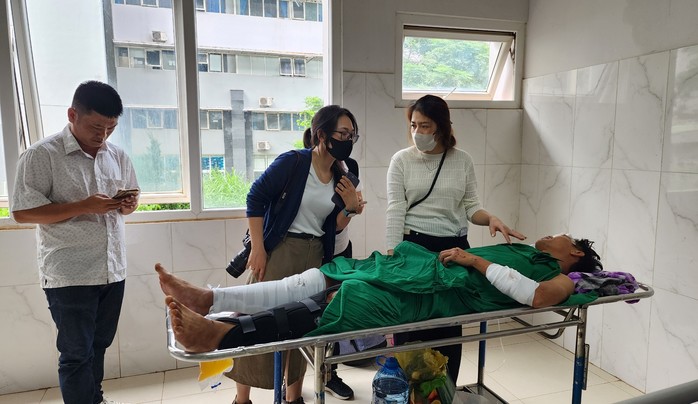 Tích cực cứu chữa các nạn nhân trong vụ tai nạn liên hoàn khiến 6 người thương vong- Ảnh 2. Tích cực cứu chữa các nạn nhân trong vụ tai nạn liên hoàn khiến 6 người thương vong- Ảnh 2.