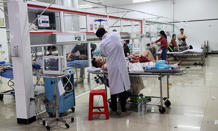 Tích cực cứu chữa các nạn nhân trong vụ tai nạn liên hoàn khiến 6 người thương vong- Ảnh 1. Tích cực cứu chữa các nạn nhân trong vụ tai nạn liên hoàn khiến 6 người thương vong- Ảnh 1.