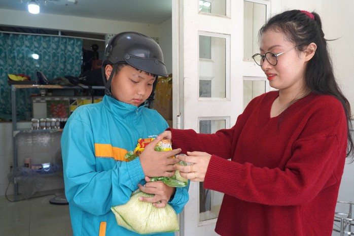 Trạm tiếp nối 0 đồng: Nơi gặp nhau của cho và nhận- Ảnh 3. Trạm tiếp nối 0 đồng: Nơi gặp nhau của cho và nhận- Ảnh 3.