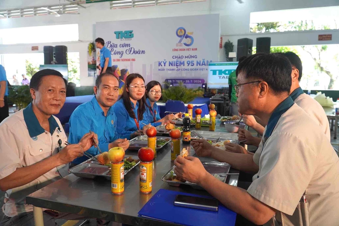 Hàng chục ngàn công nhân bất ngờ với bữa ăn đặc biệt trị giá 50.000 đồng- Ảnh 2. Hàng chục ngàn công nhân bất ngờ với bữa ăn đặc biệt trị giá 50.000 đồng- Ảnh 2.