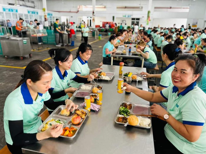 Hàng chục ngàn công nhân bất ngờ với bữa ăn đặc biệt trị giá 50.000 đồng- Ảnh 3. Hàng chục ngàn công nhân bất ngờ với bữa ăn đặc biệt trị giá 50.000 đồng- Ảnh 3.