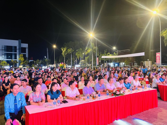 Tưng bừng Liên hoan Nghệ thuật quần chúng CN-VC-LĐ- Ảnh 1. Tưng bừng Liên hoan Nghệ thuật quần chúng CN-VC-LĐ- Ảnh 1.