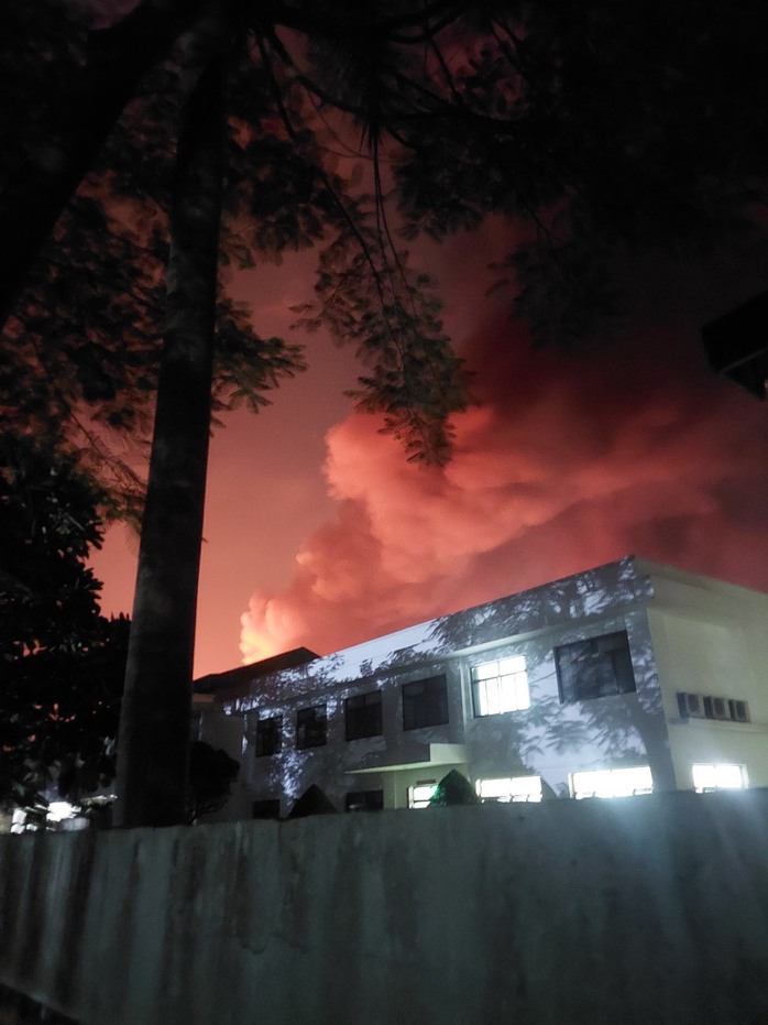 Cháy lớn tại Khu Công nghiệp Bàu Xéo ở Đồng Nai: Xe chữa cháy được huy động tối đa- Ảnh 2. Cháy lớn tại Khu Công nghiệp Bàu Xéo ở Đồng Nai: Xe chữa cháy được huy động tối đa- Ảnh 2.