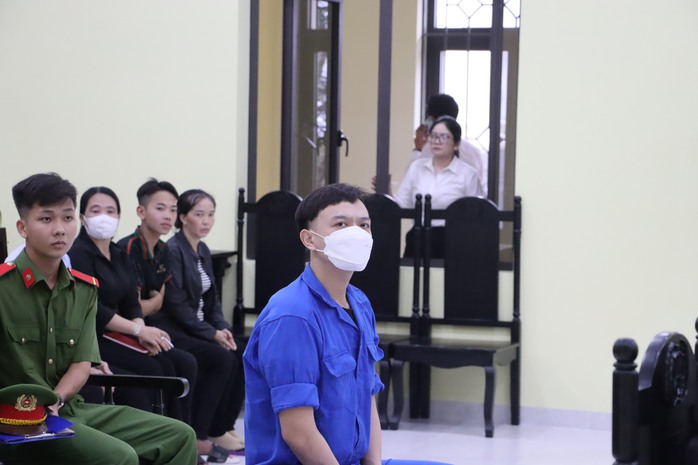 Đông đảo người dân theo dõi phiên xét xử thảm án ở Cà Mau- Ảnh 1. Đông đảo người dân theo dõi phiên xét xử thảm án ở Cà Mau- Ảnh 1.