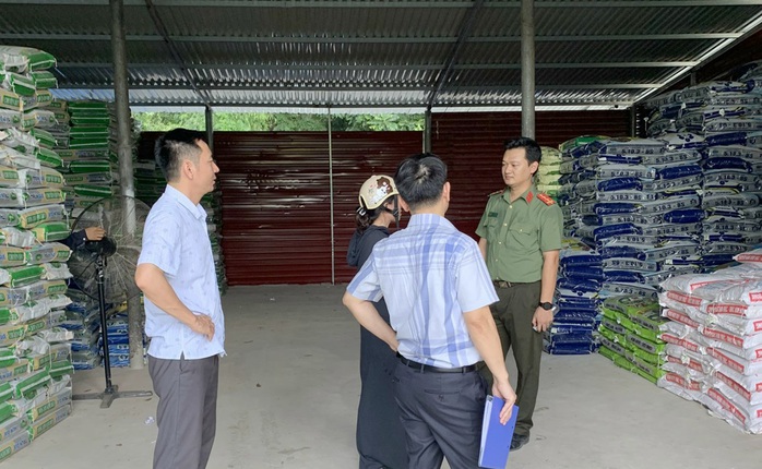 Chuyển công an điều tra hơn 40 tấn phân bón giả- Ảnh 1. Chuyển công an điều tra hơn 40 tấn phân bón giả- Ảnh 1.