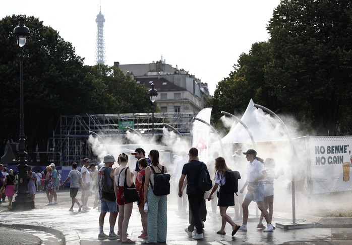 Khán giả giải nhiệt dưới hệ thống phun sương khi dự Olympic Paris đang diễn ra ở Pháp.Ảnh: REUTERS Khán giả giải nhiệt dưới hệ thống phun sương khi dự Olympic Paris đang diễn ra ở Pháp.Ảnh: REUTERS