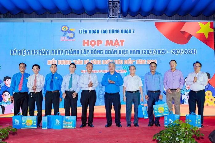 TP HCM: Sôi nổi thi đua mừng Công đoàn Việt Nam 95 tuổi- Ảnh 5. TP HCM: Sôi nổi thi đua mừng Công đoàn Việt Nam 95 tuổi- Ảnh 5.
