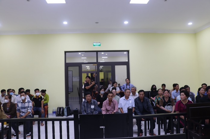 Đông đảo người dân theo dõi phiên xét xử thảm án ở Cà Mau- Ảnh 2. Đông đảo người dân theo dõi phiên xét xử thảm án ở Cà Mau- Ảnh 2.