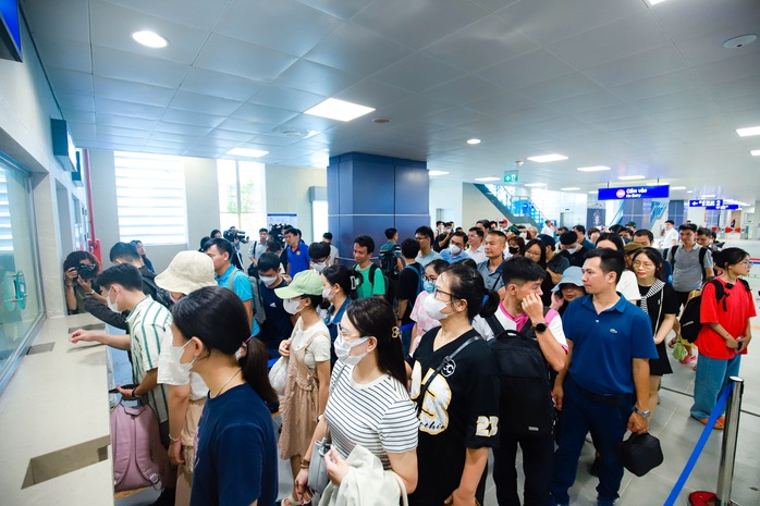 Người dân thủ đô trải nghiệm đi tàu tuyến đường sắt đô thị Nhổn - ga Hà Nội trong ngày đầu chính thức vận hànhẢnh: HỮU HƯNG Người dân thủ đô trải nghiệm đi tàu tuyến đường sắt đô thị Nhổn - ga Hà Nội trong ngày đầu chính thức vận hànhẢnh: HỮU HƯNG