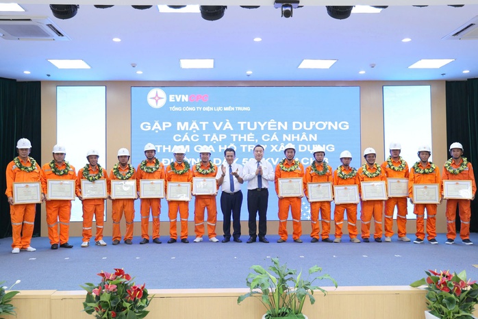 47 tập thể và cá nhân xuất sắc tham gia thi công đường dây 500kV mạch 3- Ảnh 3. 47 tập thể và cá nhân xuất sắc tham gia thi công đường dây 500kV mạch 3- Ảnh 3.