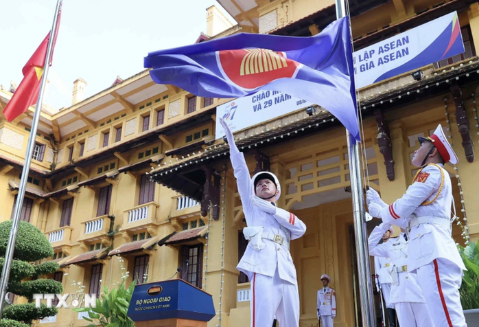 Trang trọng Lễ Thượng cờ ASEAN- Ảnh 1. Trang trọng Lễ Thượng cờ ASEAN- Ảnh 1.