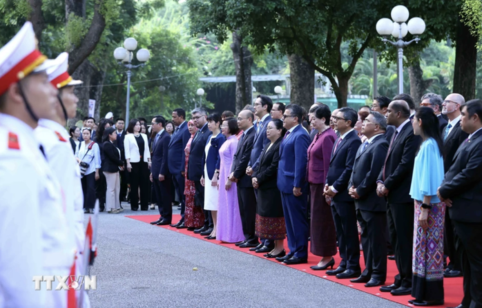 Trang trọng Lễ Thượng cờ ASEAN- Ảnh 3. Trang trọng Lễ Thượng cờ ASEAN- Ảnh 3.