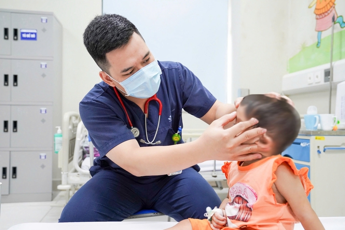 Chơi bóng trước nhà, bé 11 tuổi bị ong vò vẽ đốt phải nhập viện cấp cứu- Ảnh 1. Chơi bóng trước nhà, bé 11 tuổi bị ong vò vẽ đốt phải nhập viện cấp cứu- Ảnh 1.
