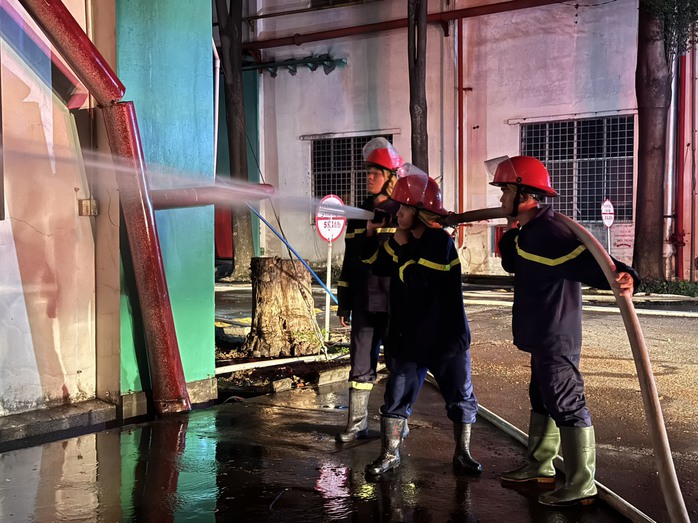 Toàn cảnh "biển lửa" bao trùm gần 14.000 m2 trong Khu Công nghiệp Bàu Xéo- Ảnh 10.