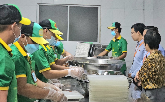 Lo ngại chất lượng suất ăn giá rẻ- Ảnh 1. Lo ngại chất lượng suất ăn giá rẻ- Ảnh 1.
