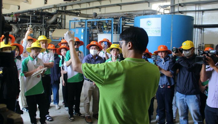 Sinh viên Trường Đại học Tân Tạo tham quan mô hình xử lý rác tại VWS- Ảnh 3. Sinh viên Trường Đại học Tân Tạo tham quan mô hình xử lý rác tại VWS- Ảnh 3.