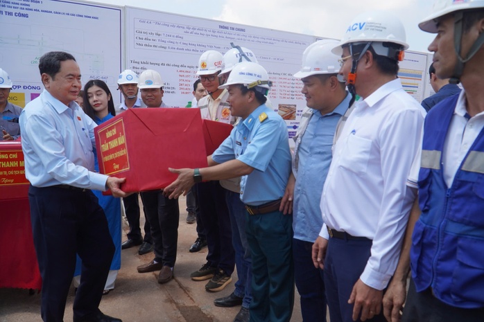 Chủ tịch Quốc hội Trần Thanh Mẫn: Nhìn từ trên cao, một sân bay tầm cỡ đã thấy rõ- Ảnh 2. Chủ tịch Quốc hội Trần Thanh Mẫn: Nhìn từ trên cao, một sân bay tầm cỡ đã thấy rõ- Ảnh 2.