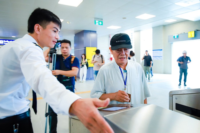 VIDEO: Người dân hào hứng trải nghiệm Metro Nhổn - ga Hà Nội sau 15 năm chờ đợi- Ảnh 5.