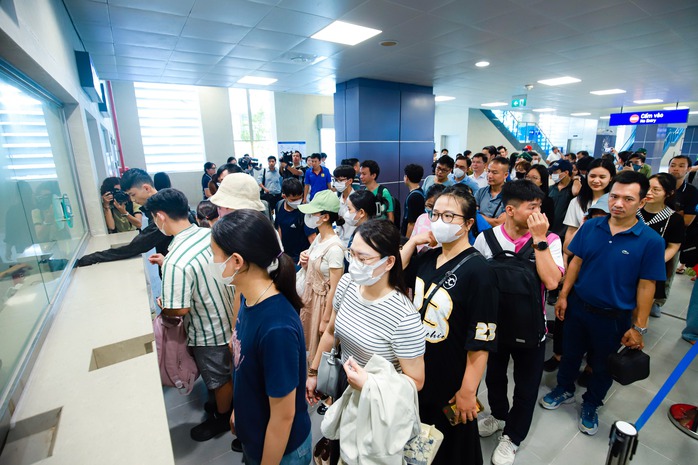 VIDEO: Người dân hào hứng trải nghiệm Metro Nhổn - ga Hà Nội sau 15 năm chờ đợi- Ảnh 1.