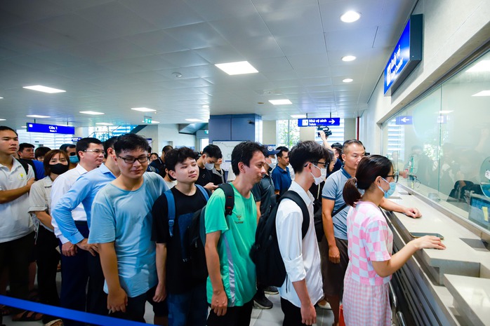 VIDEO: Người dân hào hứng trải nghiệm Metro Nhổn - ga Hà Nội sau 15 năm chờ đợi- Ảnh 2.