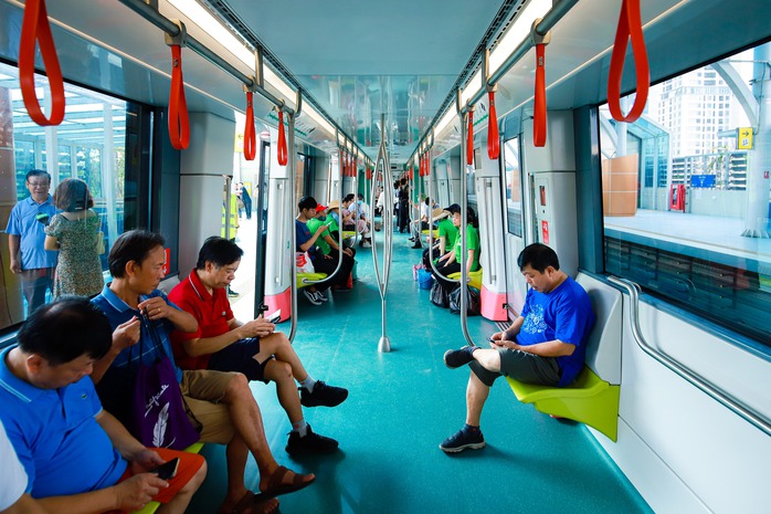 VIDEO: Người dân hào hứng trải nghiệm Metro Nhổn - ga Hà Nội sau 15 năm chờ đợi- Ảnh 8.