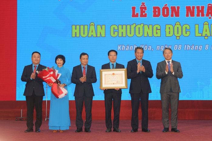 LĐLĐ tỉnh Khánh Hòa nhận Huân chương Độc lập hạng Nhì- Ảnh 2. LĐLĐ tỉnh Khánh Hòa nhận Huân chương Độc lập hạng Nhì- Ảnh 2.