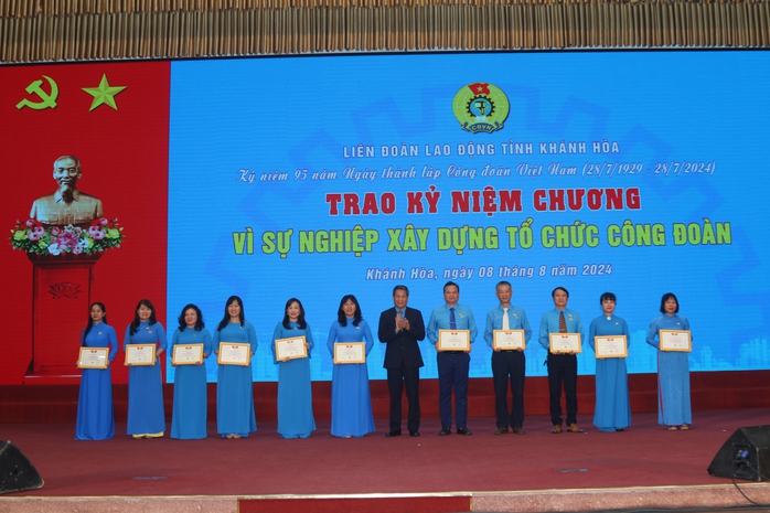 LĐLĐ tỉnh Khánh Hòa nhận Huân chương Độc lập hạng Nhì- Ảnh 4. LĐLĐ tỉnh Khánh Hòa nhận Huân chương Độc lập hạng Nhì- Ảnh 4.